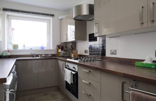 Comely Bank Apartment | Central & Quiet Family Apartment 10 Minutes to Princes Street with Free Parking
