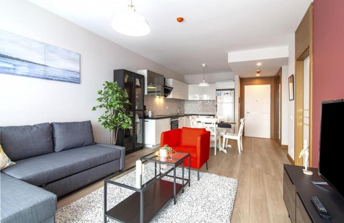 Kadikoy Apartment | Central Residence Flat with Balcony in Fikirtepe