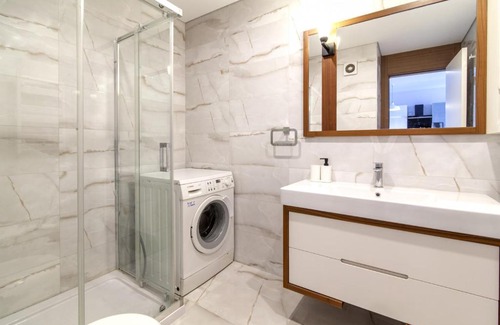 Kadikoy Apartment | Central Residence Flat with Balcony in Fikirtepe