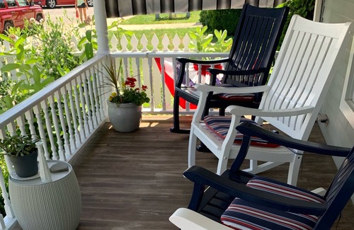 Bemus Point House | Central romantic King, Lake just steps away, cable TV fast Internet, hardwoods