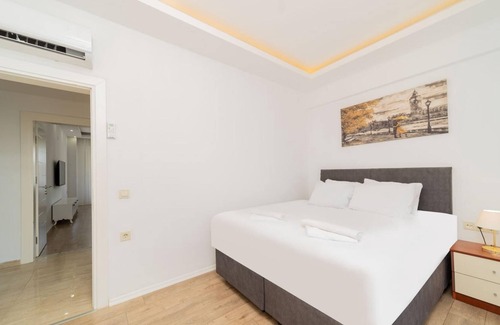 Aslanbucak Apartment | Central Roomy Flat w Balcony 7 min to Kemer Beach