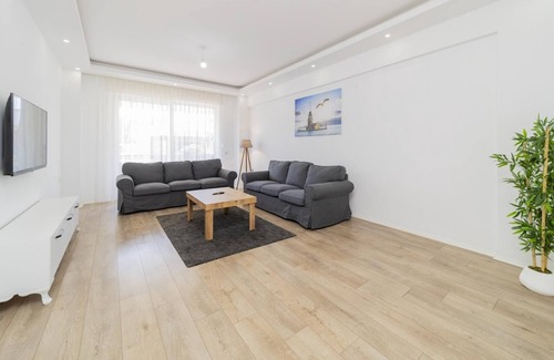 Aslanbucak Apartment | Central Roomy Flat w Balcony 7 min to Kemer Beach