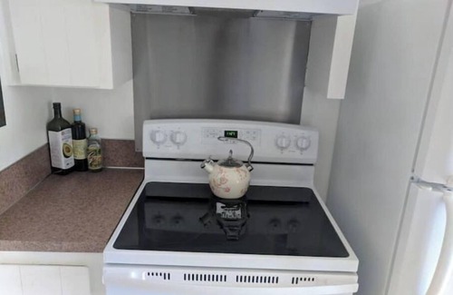 Four Corners Apartment | Central Salem* Hazelnut Home *2bd/1bt !Private!
