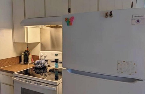 Four Corners Apartment | Central Salem* Hazelnut Home *2bd/1bt !Private!