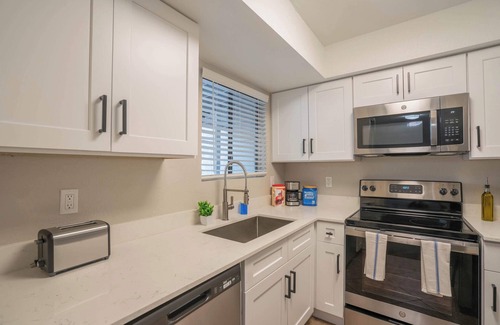 Cox Heights Apartment | Central Scottsdale | Pool, Gym, Parking, Balcony