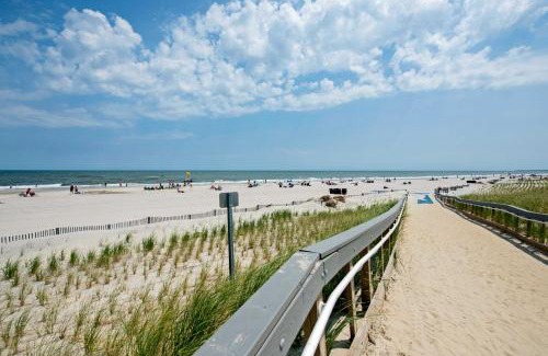 Sea Isle City Apartment | Central Sea Isle City Condo - 1 Block to the Beach