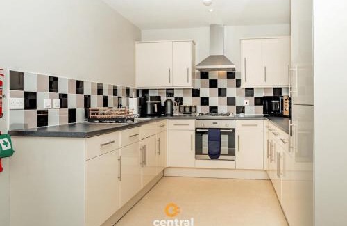 Dundee Apartment | CENTRAL SERVICED APARTMENTS - City Quay - 2 Bedrooms - En-Suite Bathroom - Dedicated Parking Space - Fully Equipped - Walk Away From Dundee Bus & Train Station - Close to City Centre with River Views and Balcony - NEW