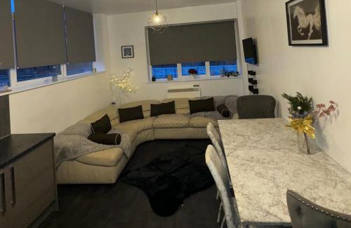 Sheffield City Centre Apartment | Central Sheffield Duplex 3-Bed Apt Sleeps 8