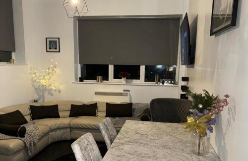 Sheffield City Centre Apartment | Central Sheffield Duplex 3-Bed Apt Sleeps 8