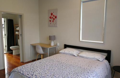 Palmerston North Apartment | Central Spacious House With Backyard And Patio