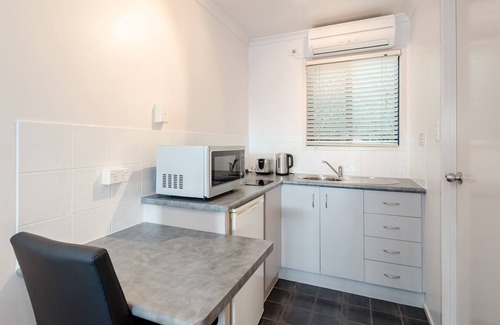 Gladstone Apartment | Central Studio Accommodation