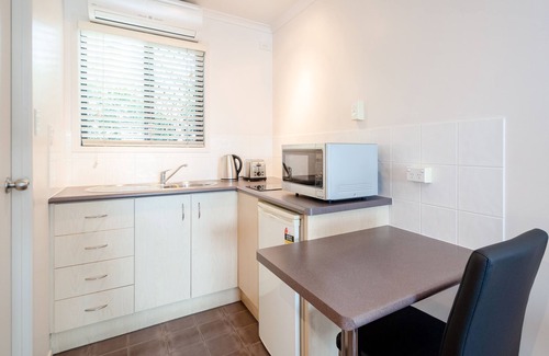 Gladstone Apartment | Central Studio Accommodation