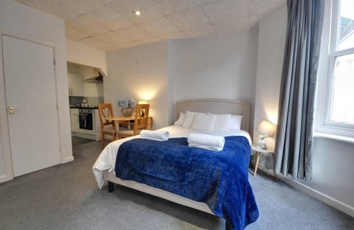 West Cliff Apartment | Central studio beach apartment