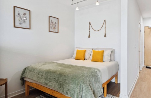 Downtown Bed & Breakfast | Central studio in Santa Monica w FREE parking