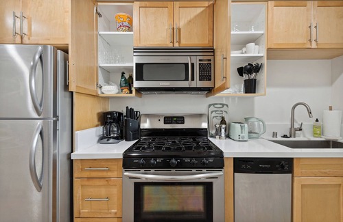 Downtown Bed & Breakfast | Central studio in Santa Monica w FREE parking