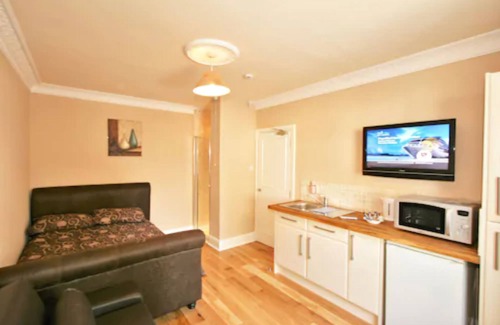 Cheltenham Hotel | Central Studios Gloucester Road by Rooms Booked - Free Parking