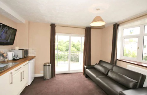 Cheltenham Hotel | Central Studios Gloucester Road by Rooms Booked - Free Parking