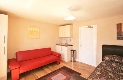 Cheltenham Hotel | Central Studios Gloucester Road by Rooms Booked - Free Parking