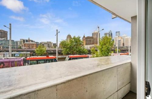 Surry Hills Apartment | Central stylish 1 bedroom with balcony and air-con