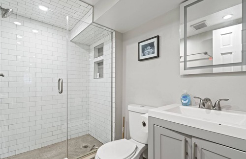 Truxton Circle Condo | Central & Sunny Apartment 2bd/1ba in Shaw | Long-term