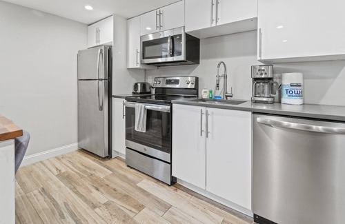 Truxton Circle Condo | Central & Sunny Apartment 2bd/1ba in Shaw | Long-term
