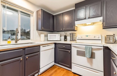 Hilltop House | Central Tacoma Family Hub 2 Mi from Dome w/AC