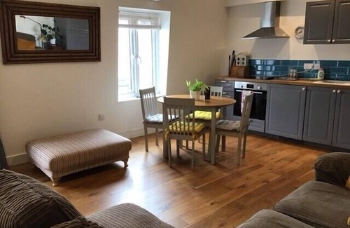 Teignmouth Apartment | Central Teignmouth - sleeps 4 - Pets Allowed