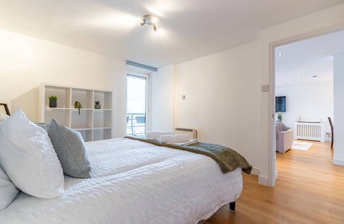 Greenwich West Apartment | Central Thames View 3BR by Sullivan Stays