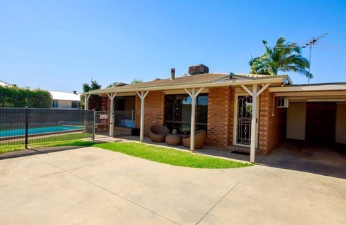 Mulwala House | Central to all Mulwala has to offer. Cosy and well appointed unit.