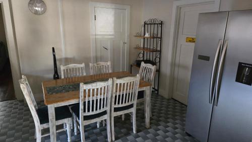 Geraldton Apartment | Central to town - Vintage and cosy entire home