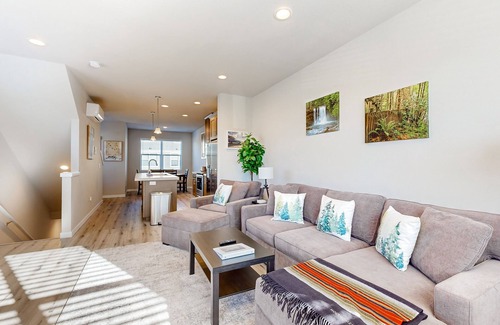 Troutdale House | Central townhome walkable to Edgefield with chef's kitchen, balcony, & fireplace