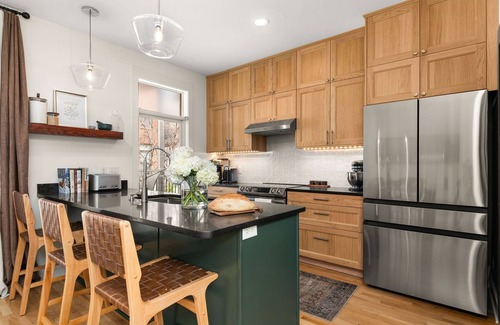 North Capitol House | Central Townhouse - Walk to Broadway & Germantown - Private Rooftop Terrace