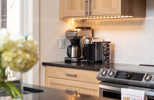 North Capitol House | Central Townhouse - Walk to Broadway & Germantown - Private Rooftop Terrace