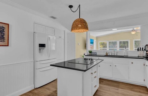 Vero Beach South House | Central Vero Family Bungalow 6 Bed, 3 Bath w/Heated Pool