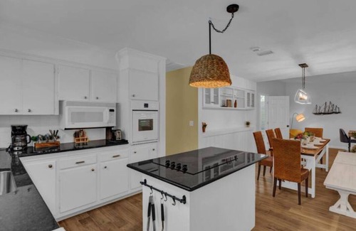 Vero Beach South House | Central Vero Family Bungalow 6 Bed, 3 Bath w/Heated Pool