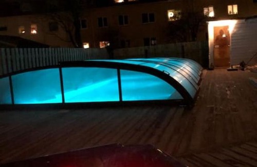Kalmar Villa | Central villa med extra allt. Pool, Bastu, Utekök