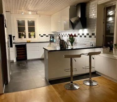 Kalmar Villa | Central villa med extra allt. Pool, Bastu, Utekök
