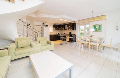 Kemer Villa | Central Villa with Garden and Pool in Kemer