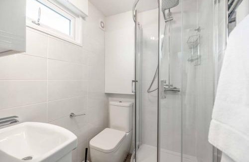 Windsor House | Central Windsor, 5 mins to Legoland, Driveway