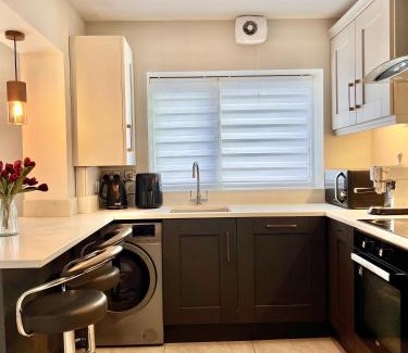 Beaumont Apartment | CentralApartment-Parking-1BR-Ensuite-WiFi-SmartTV