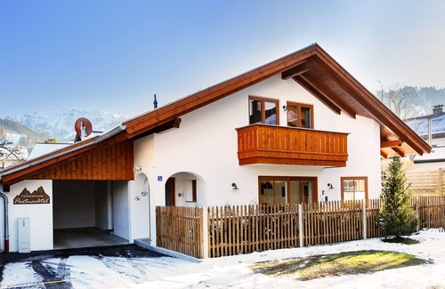 Garmisch-Partenkirchen House | Centrally located holiday home with a garden