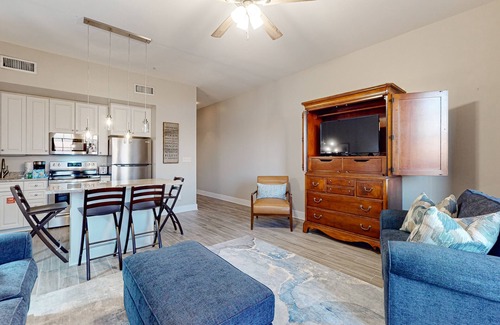 Gulf Place Condo | Centrally located condo near shopping & the beach w/shared pool & tennis courts