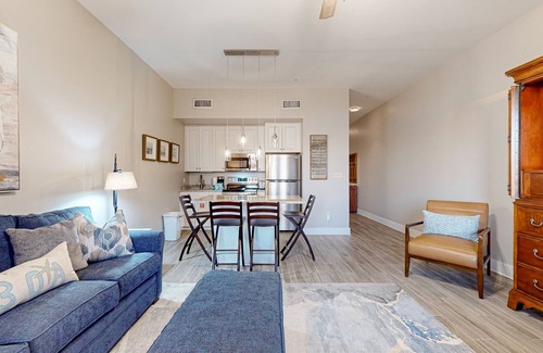 Gulf Place Condo | Centrally located condo near shopping & the beach w/shared pool & tennis courts