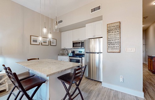 Gulf Place Condo | Centrally located condo near shopping & the beach w/shared pool & tennis courts