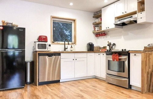 North Bend Cabin | Centrally Located/Close to Ski Resorts/High Speed Internet