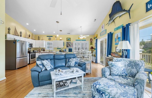 Atlantic Beach Cottage | Centrally located cottage with WiFi, laundry & fenced yard - walk to the beach