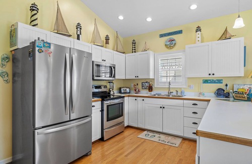 Atlantic Beach Cottage | Centrally located cottage with WiFi, laundry & fenced yard - walk to the beach