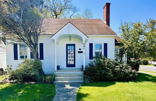 South Rehoboth House | Centrally located in town Classic Beach Cottage