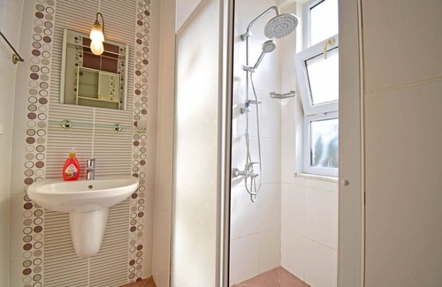 Hisaronu Apartment | Centrally located 3 bed 3 bath apartment with private roof terraces. FREE WIFI