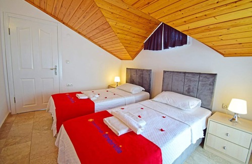 Hisaronu Apartment | Centrally located 3 bed 3 bath apartment with private roof terraces. FREE WIFI